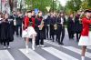 Mażoretki i orkiestra maszerują